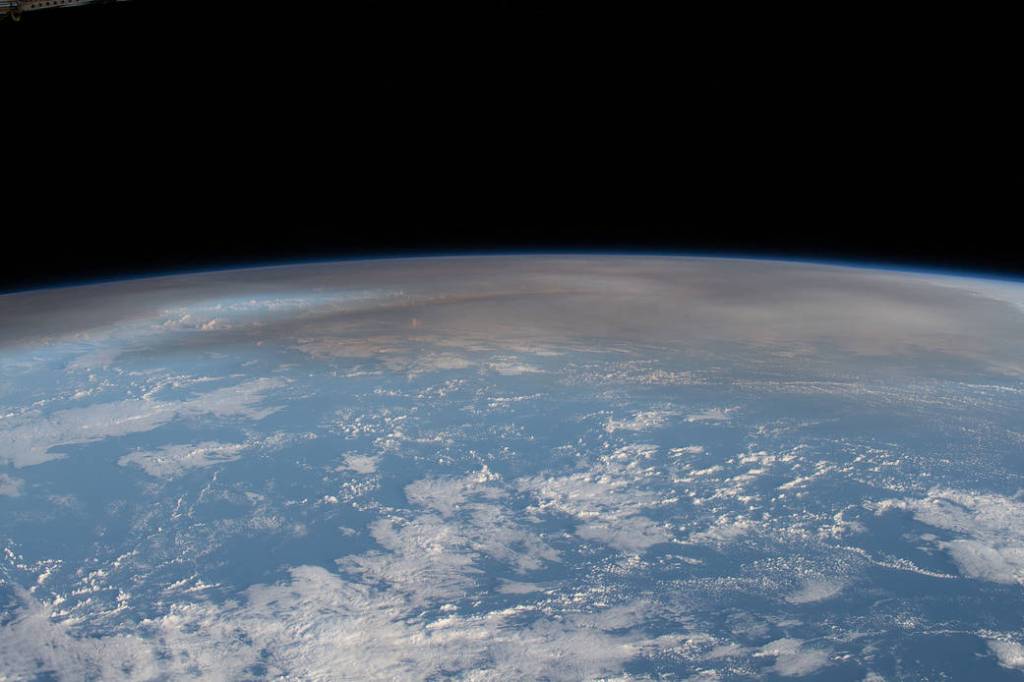 The atmospheric plume from an underwater volcano eruption