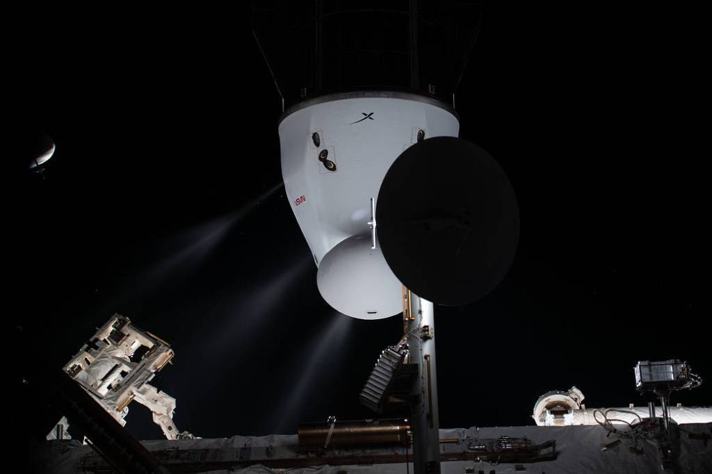 Plumes from the SpaceX Cargo Dragon’s Draco engines