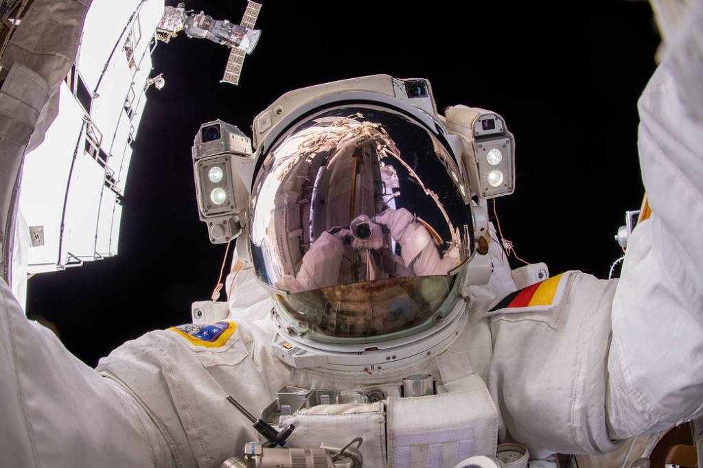 Astronaut Matthias Maurer takes a “space-selfie”