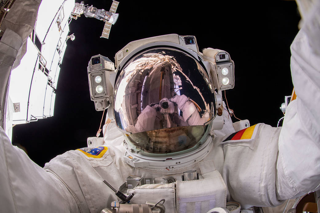 Astronaut Matthias Maurer takes a "space-selfie"
