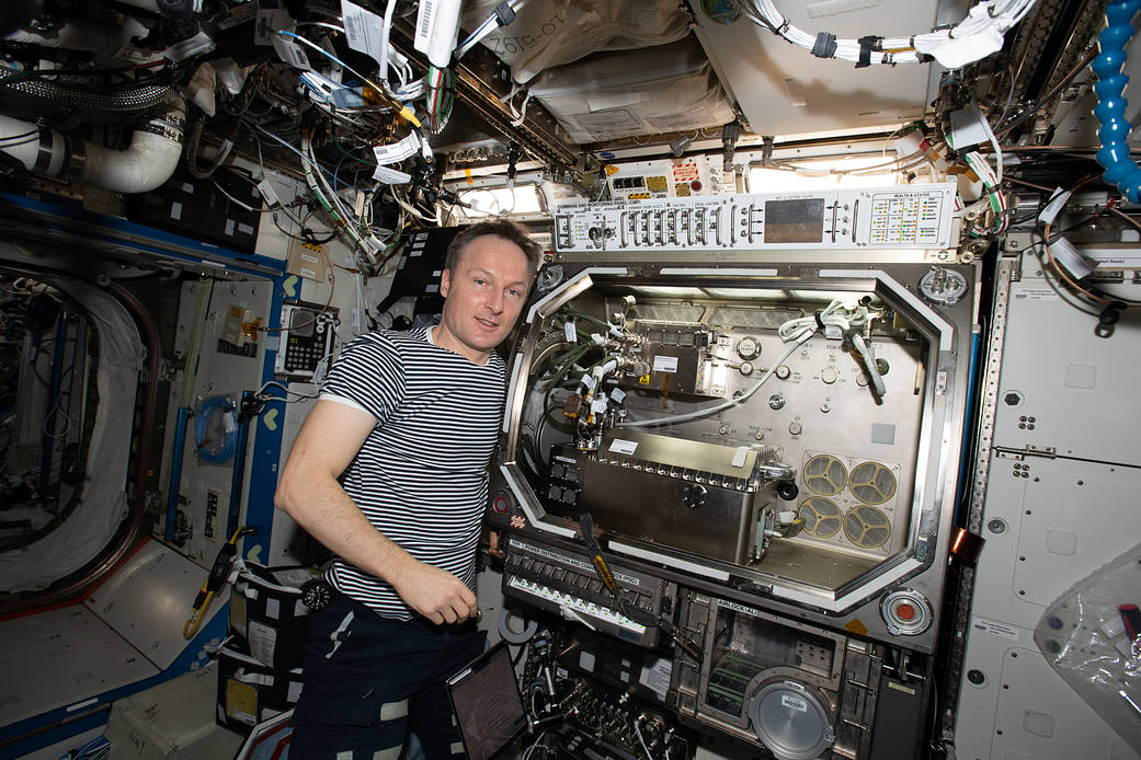 Astronaut Matthias Maurer is in front of the Microgravity Science Glovebox