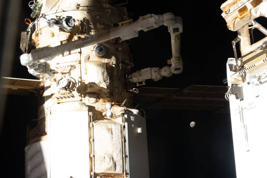 A Lunar Eclipse Seen from the Space Station