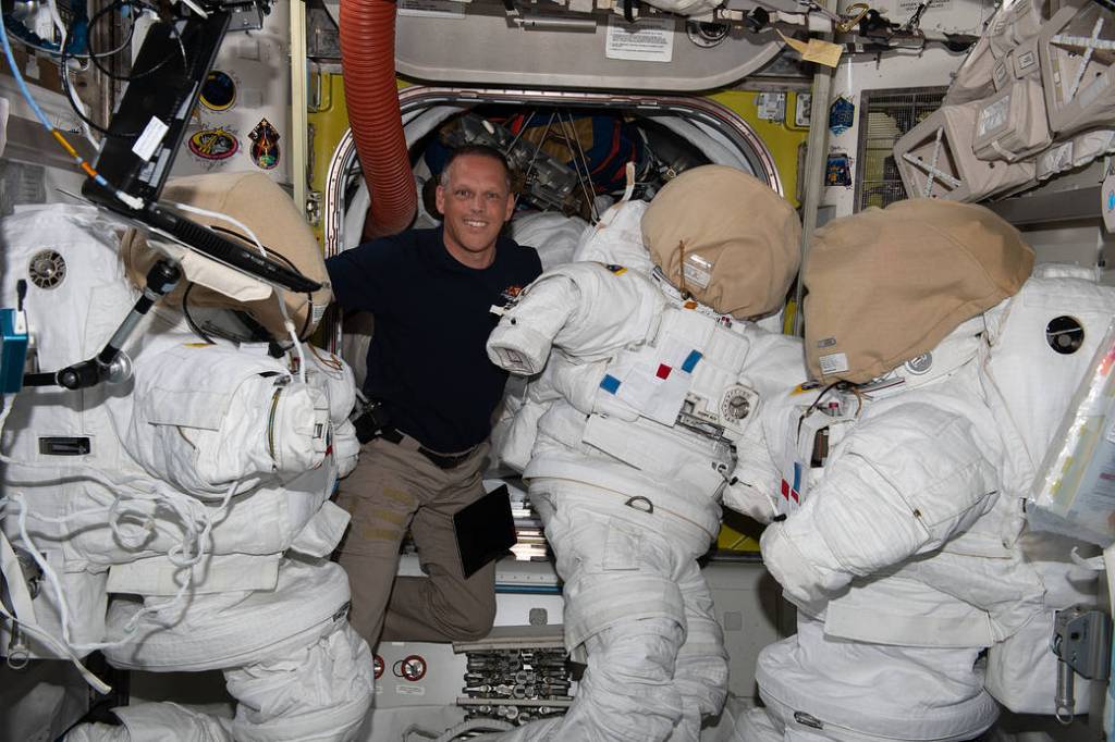 Astronaut Bob Hines works on U.S. spacesuits