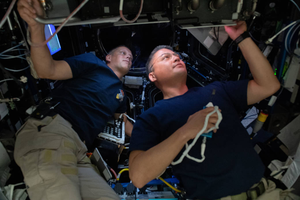 NASA astronauts Kjell Lindgren and Bob Hines monitor Starliner