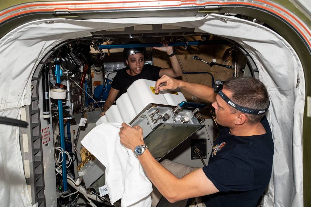 NASA astronauts Bob Hines and Jessica Watkins
