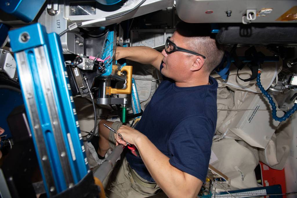 Astronaut Kjell Lindgren replaces exercise machine components