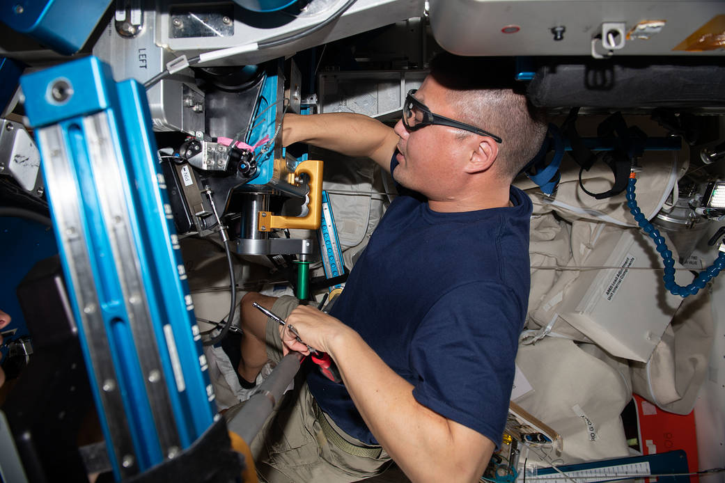 Astronaut Kjell Lindgren replaces exercise machine components