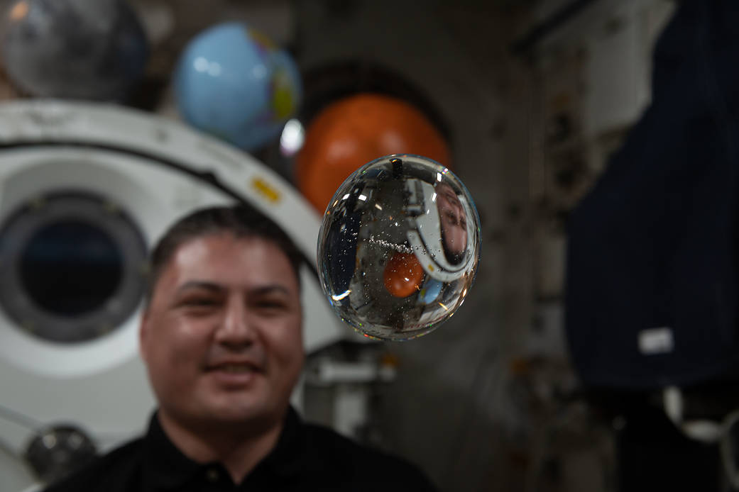 Astronaut Kjell Lindgren has fun with fluid physics