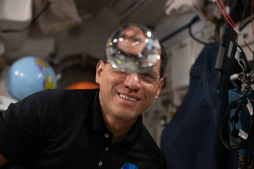 El astronauta de la NASA e ingeniero de vuelo de la Expedición 68, Frank Rubio, que hablará el 21 de octubre sobre su primer mes en la Estación Espacial Internacional