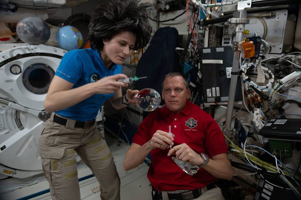 Samantha Cristoforetti and Bob Hines have fun with fluid physics