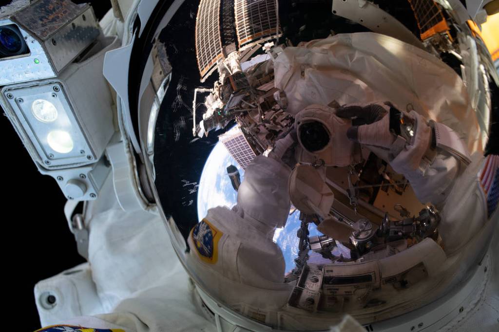 NASA spacewalker Frank Rubio takes an out-of-this-world “space-selfie”