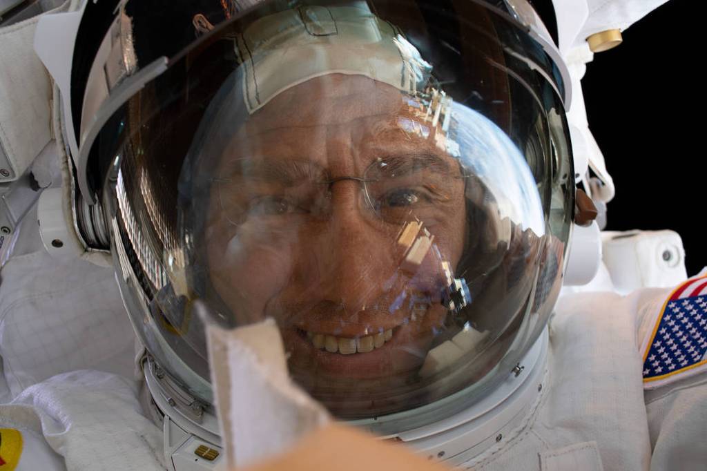 NASA spacewalker Frank Rubio takes a “space-selfie”