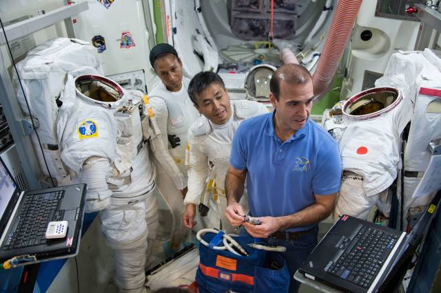 JSC2013-E-076988 Astronauts Rick Mastracchio, Koichi Wakata and Jeanette Epps