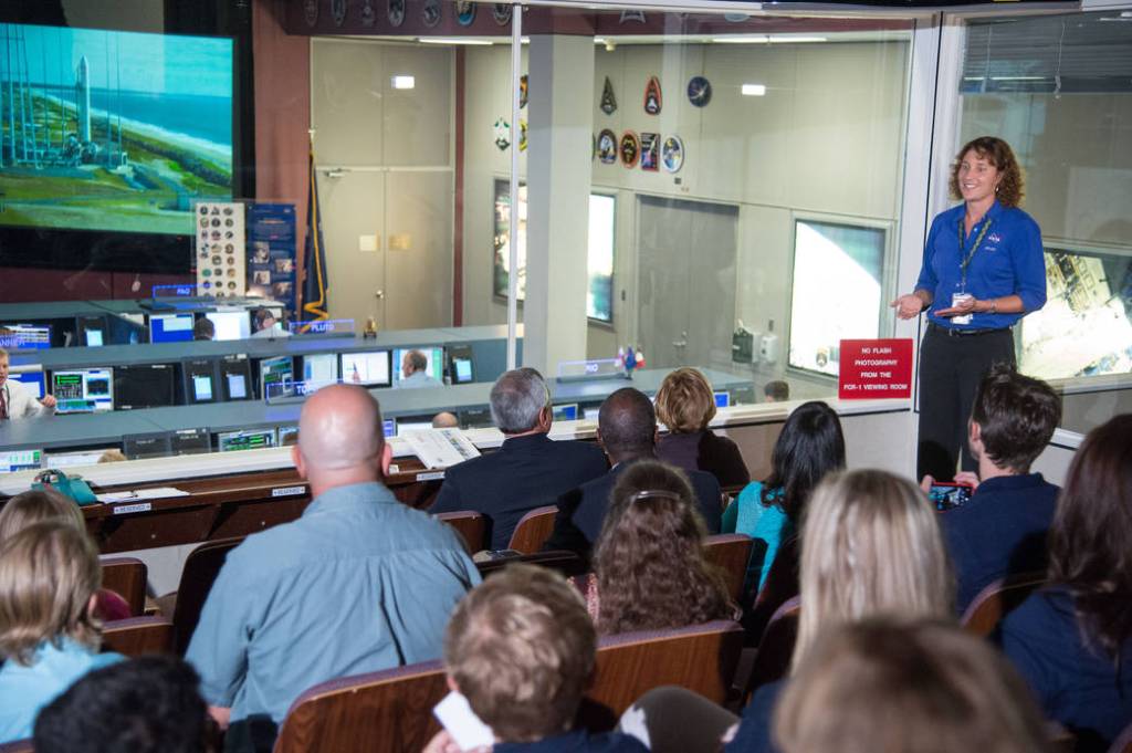 NASA Astronaut Dottie Metcalf-Lindenburger Briefs Students