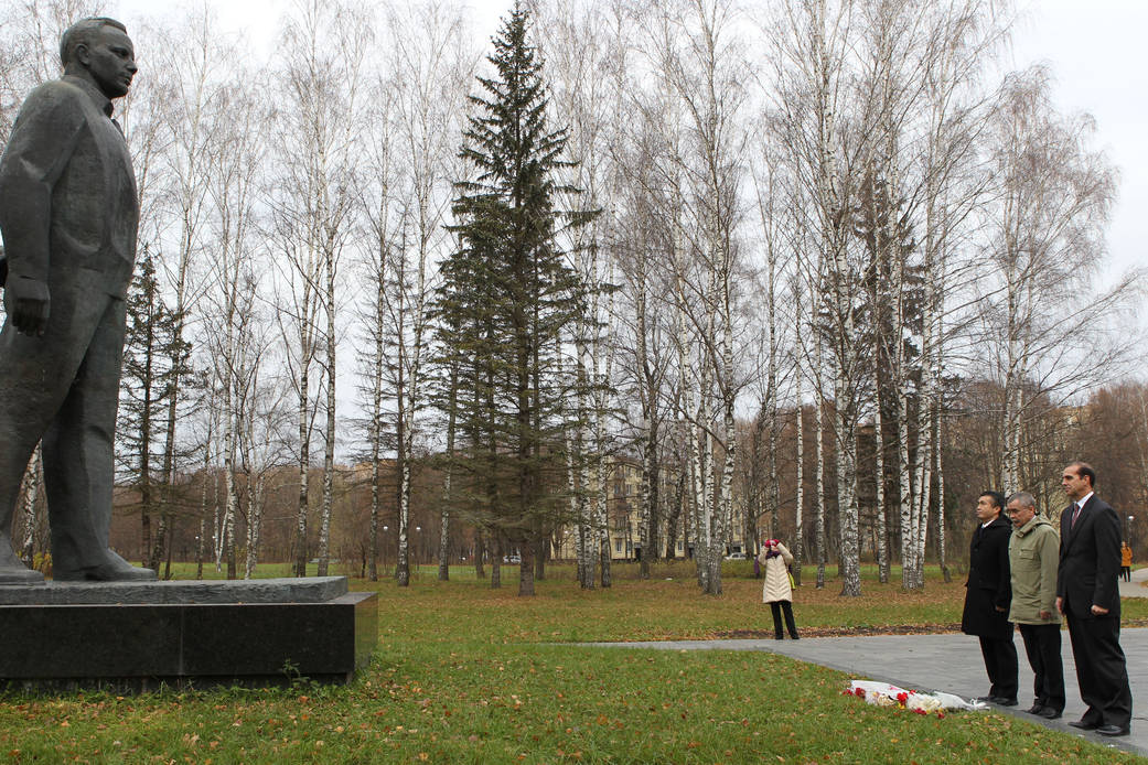 Expedition 38 Crew Pays Tribute to Gagarin
