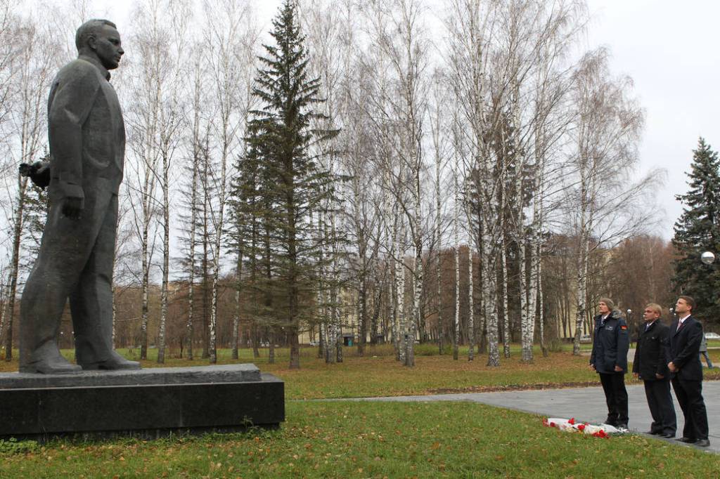 Expedition 38 Backup Crew Pays Tribute to Gagarin