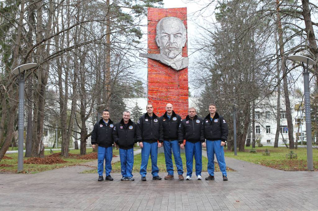 Expedition 38 prime and backup crew members