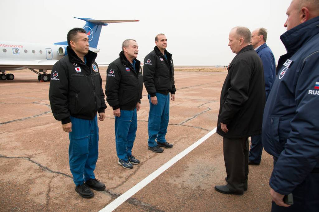 Expedition 38/39 crew members greet Russian space officials
