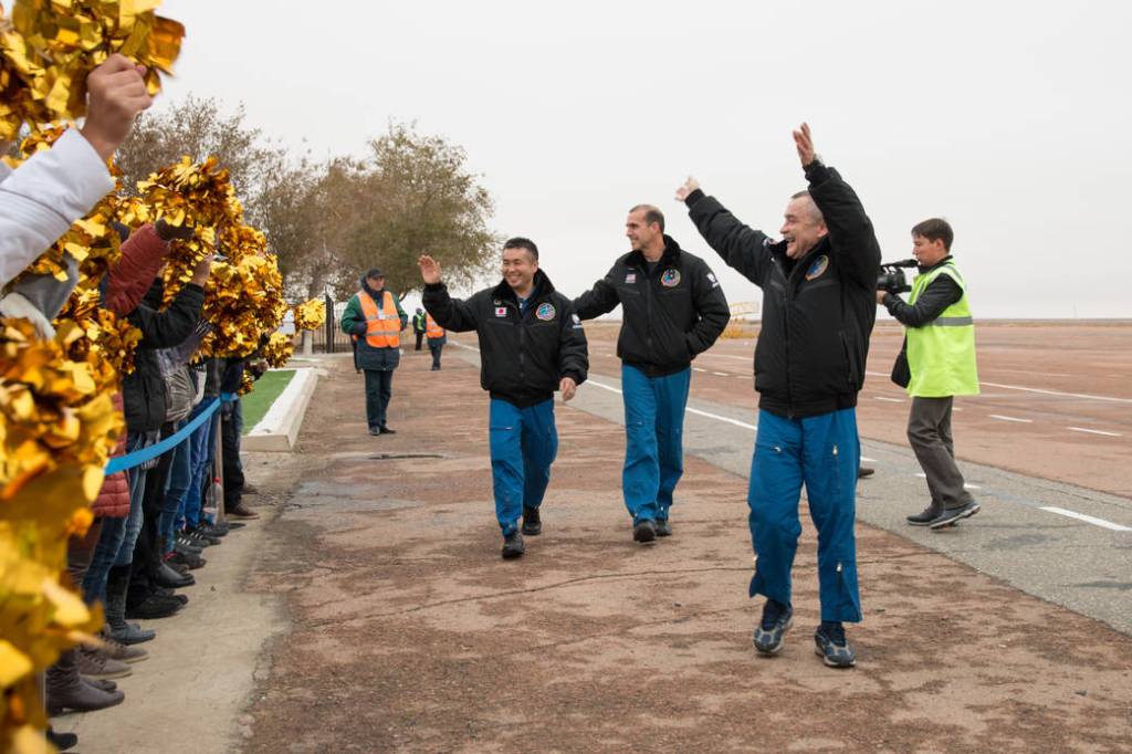 Expedition 38 crew members acknowledge the cheers of well-wishers