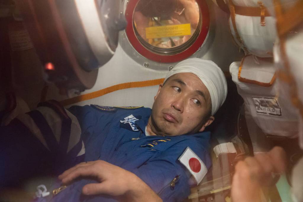 Koichi Wakata conducts a fit check dress rehearsal