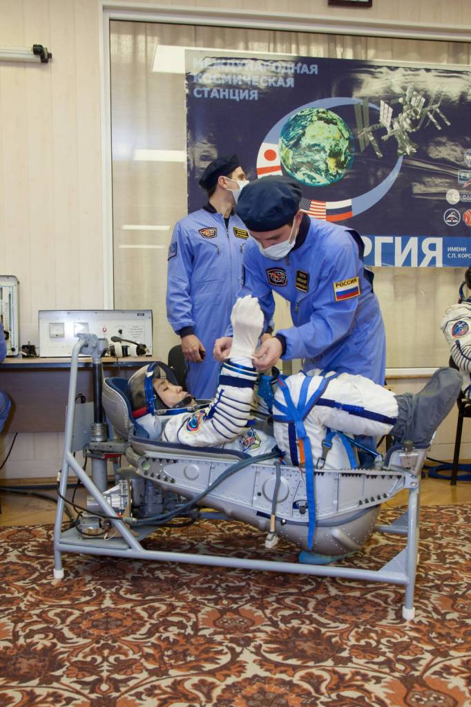 Koichi Wakata conducts a leak check