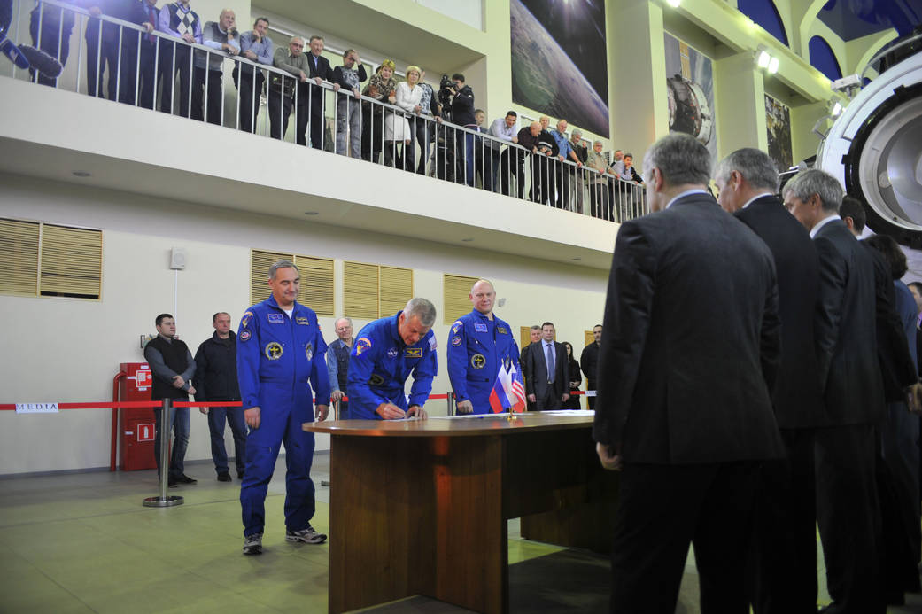 Flight Engineer Steve Swanson Signs In