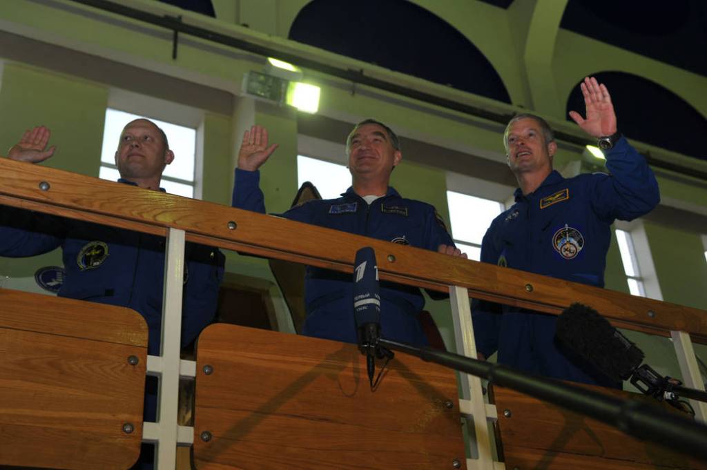 Expedition 39/40 Crew Waves to Reporters