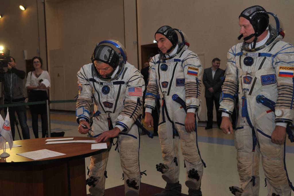 Astronaut Steve Swanson Signs In for Qualification Exams