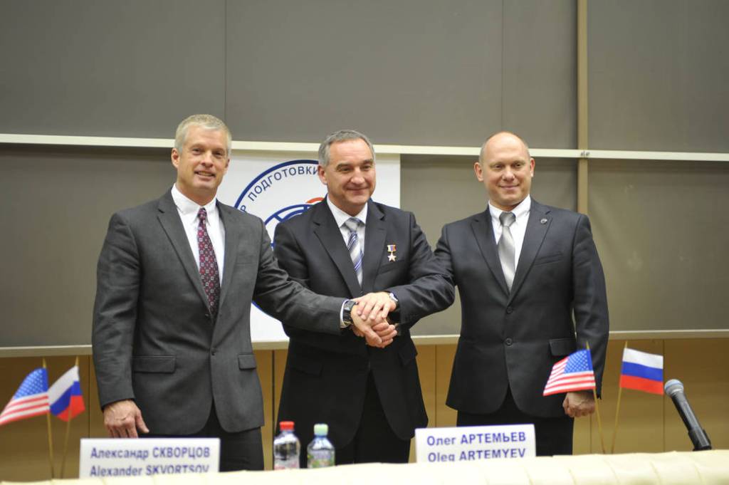 Expedition 39/40 Crew Members Clasp Hands