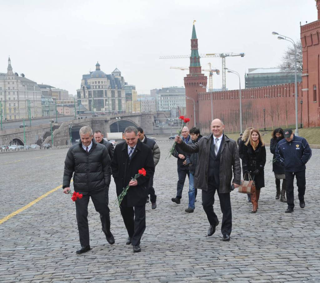 Expedition 39/40 Prime and Backup Crews Arrive at Red Square