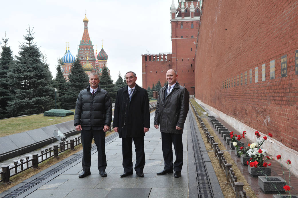 Expedition 39/40 Crew at Kremlin Wall