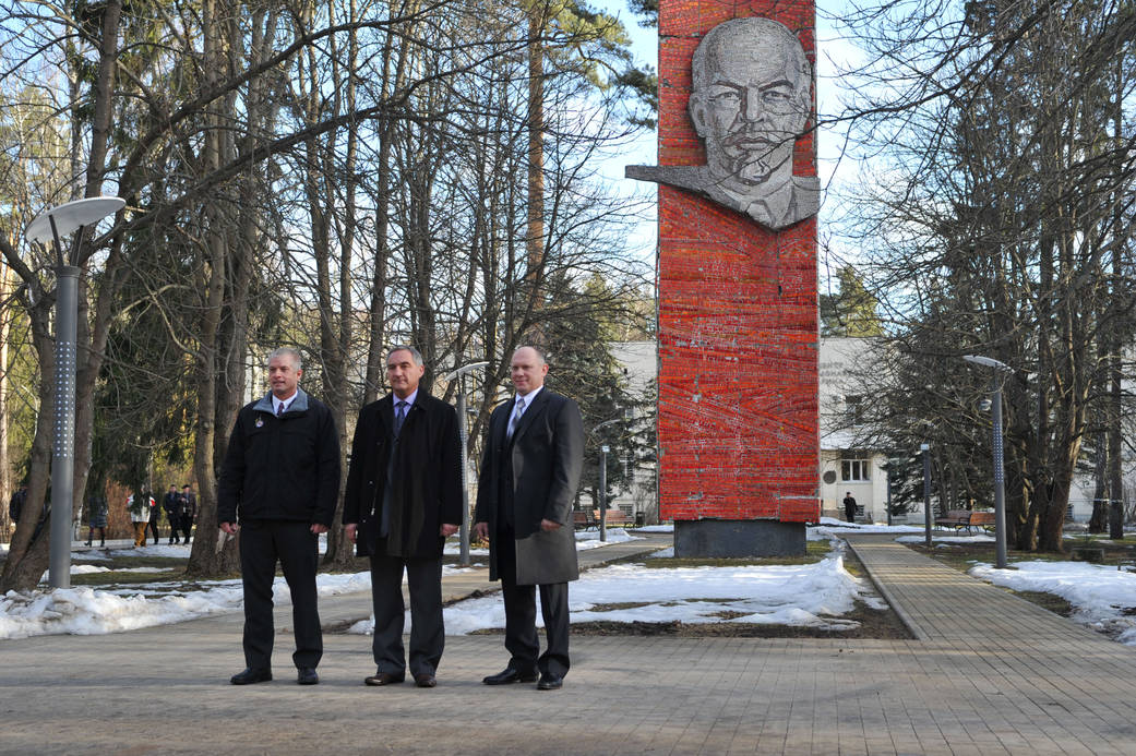 Expedition 39 Prime Crew Poses for Photo