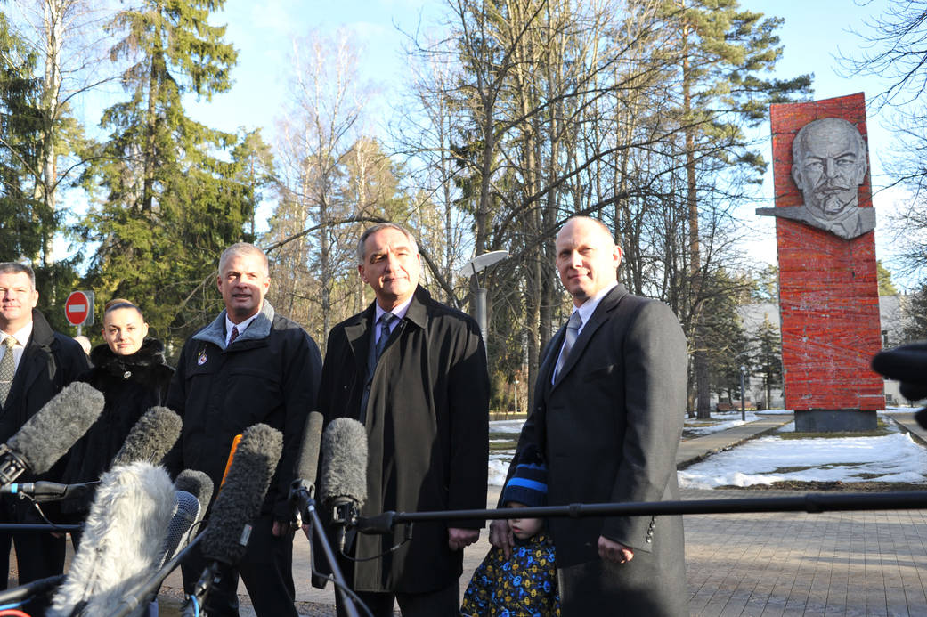 Expedition 39/40 Crew Talks With Reporters in Star City
