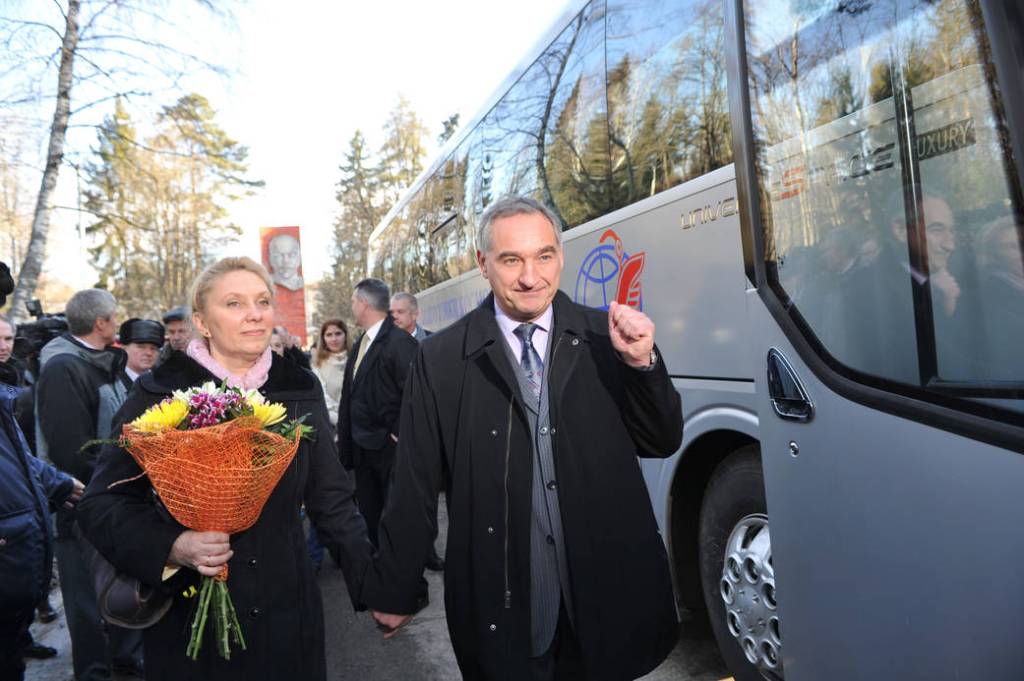 Expedition 39/40 Soyuz Commander Alexander Skvortsov Boards Bus