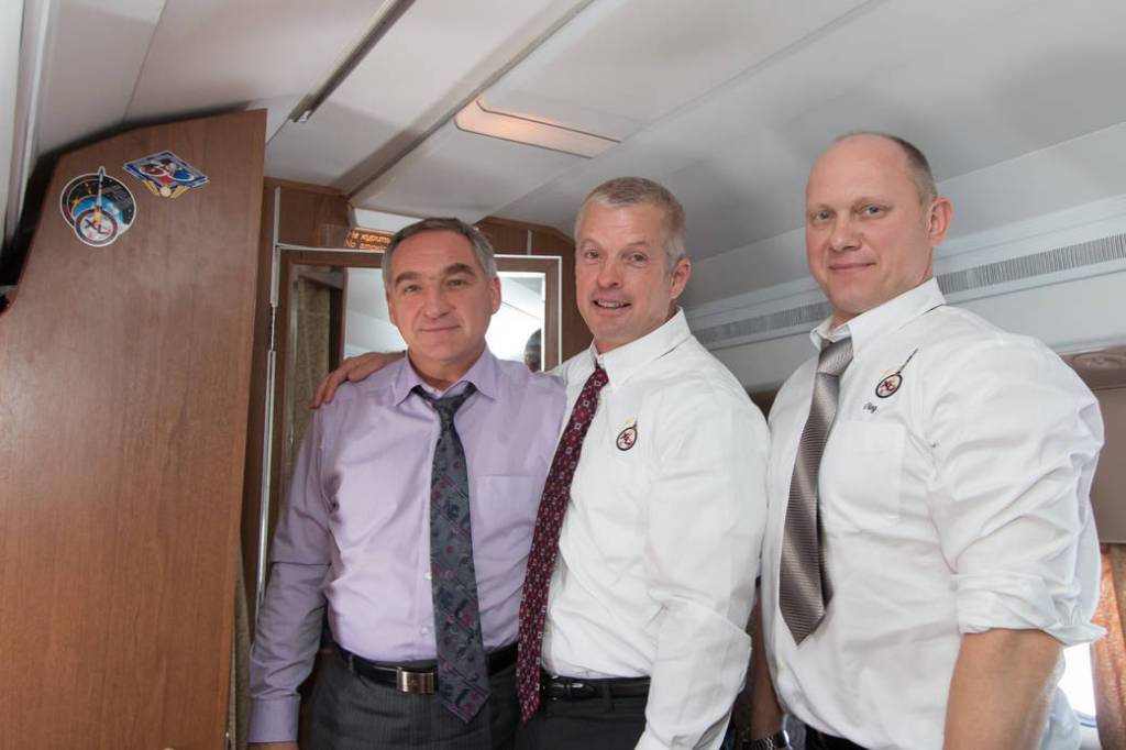 Expedition 39/40 Crew Flies to Launch Site