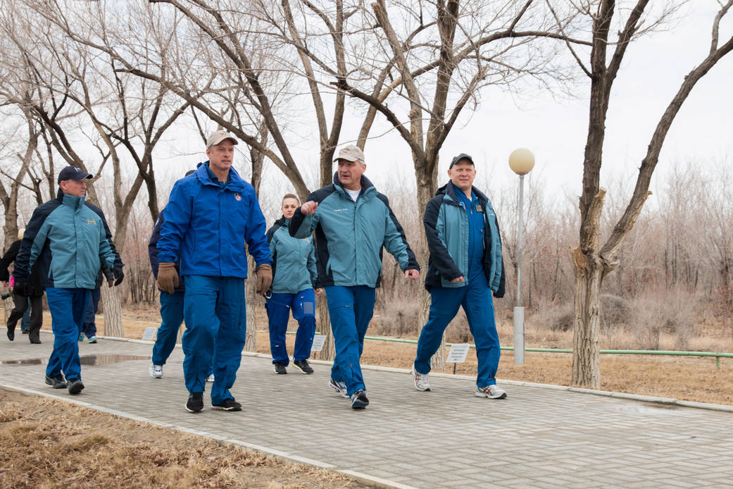 Expedition 39/40 Crew Takes a Stroll