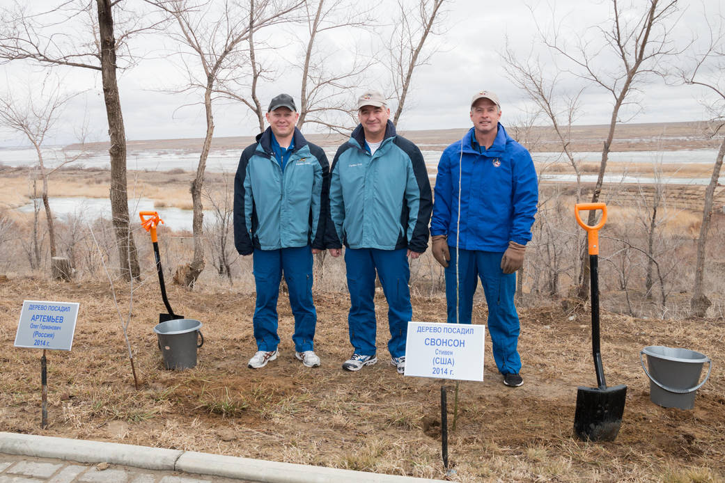 Expedition 39/40 Crew Planting Trees