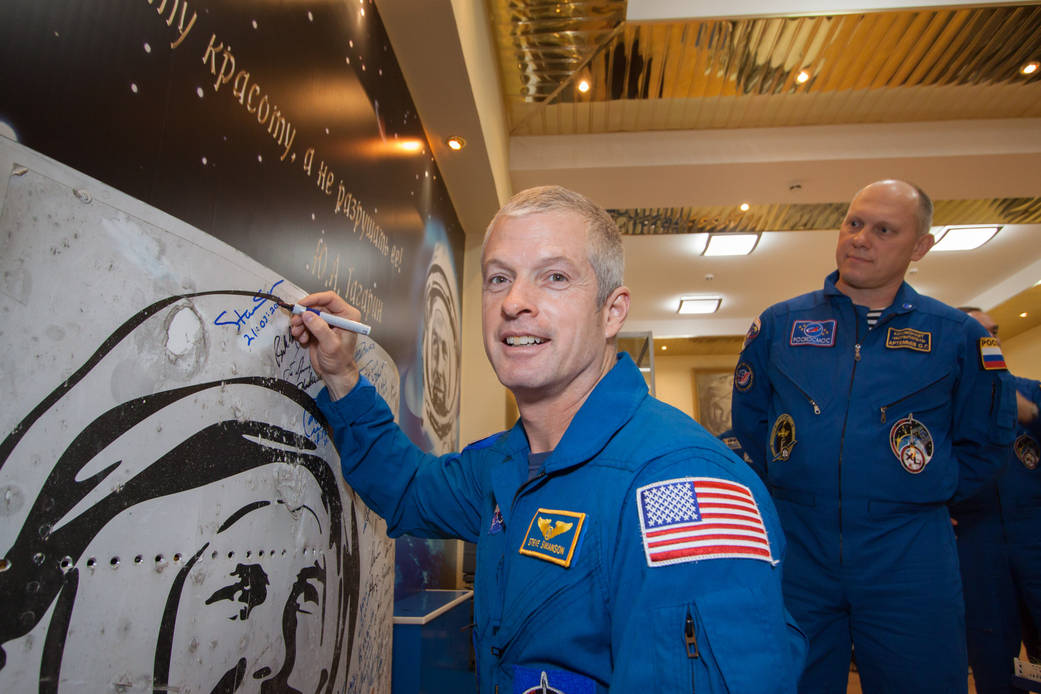 Astronaut Steve Swanson Signs Mural