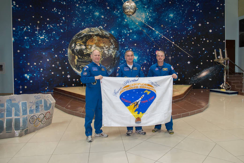 Expedition 39/40 Crew With Soyuz Crew Patch