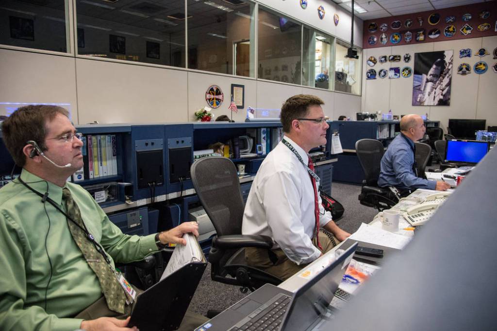 Flight Controllers Monitor Soyuz Approach