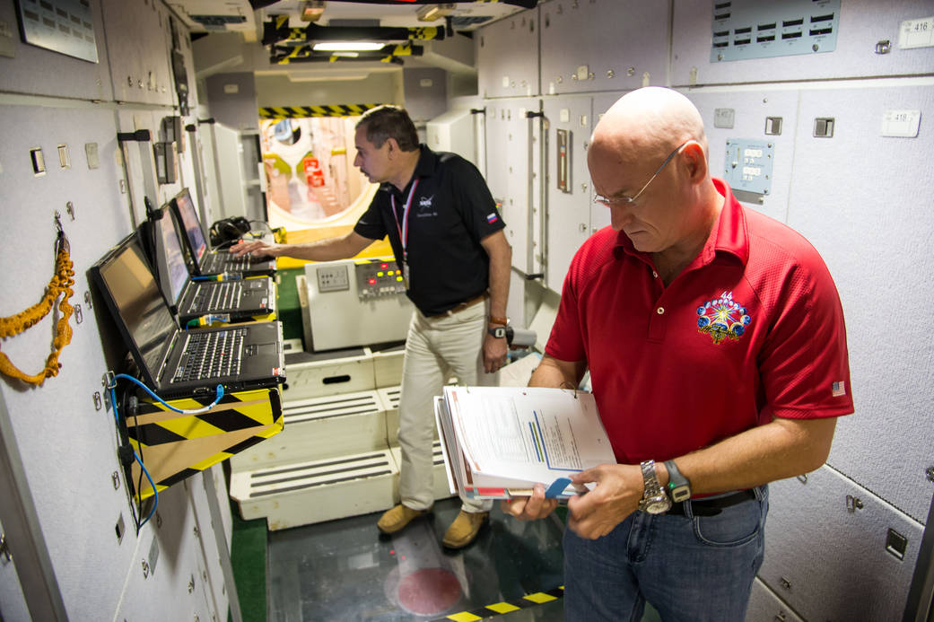 Kelly and Kornienko Participate in Emergency Scenario Training