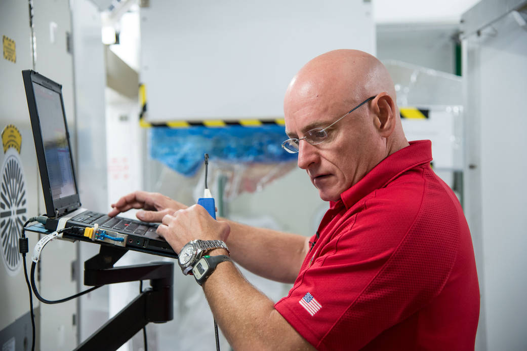 Scott Kelly Participates in Emergency Scenario Training