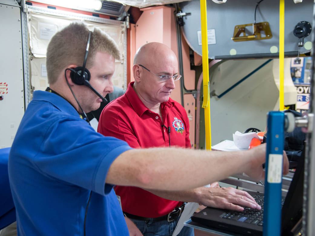 Scott Kelly Participates in Emergency Scenario Training