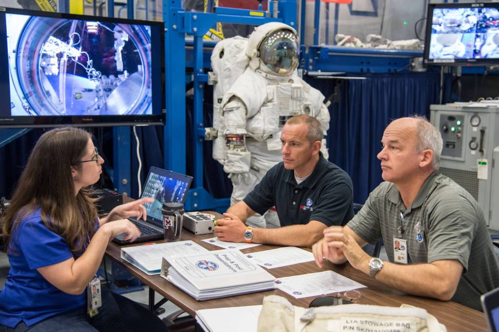 Astronauts Jeff Williams and David Saint-Jacques
