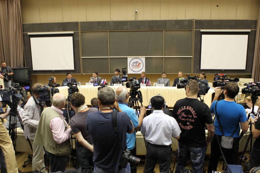 Expedition 44/45 prime and backup crew members