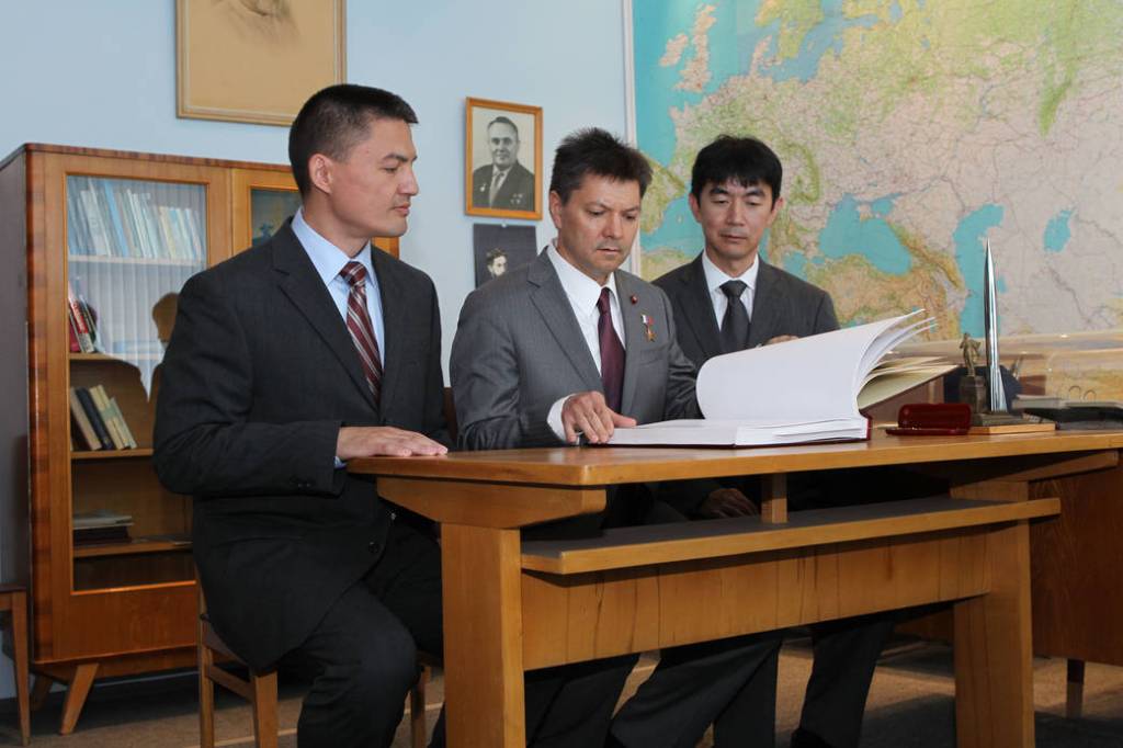 Expedition 44/45 crew members