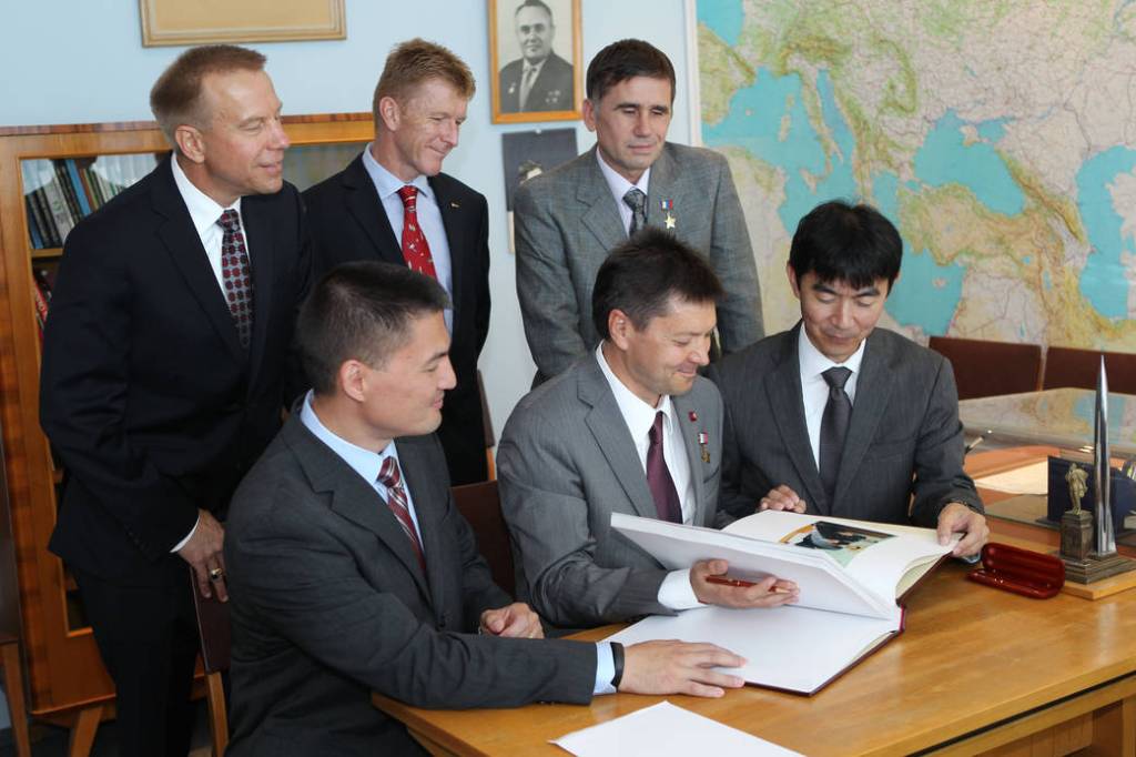 Expedition 44/45 prime and backup crew members