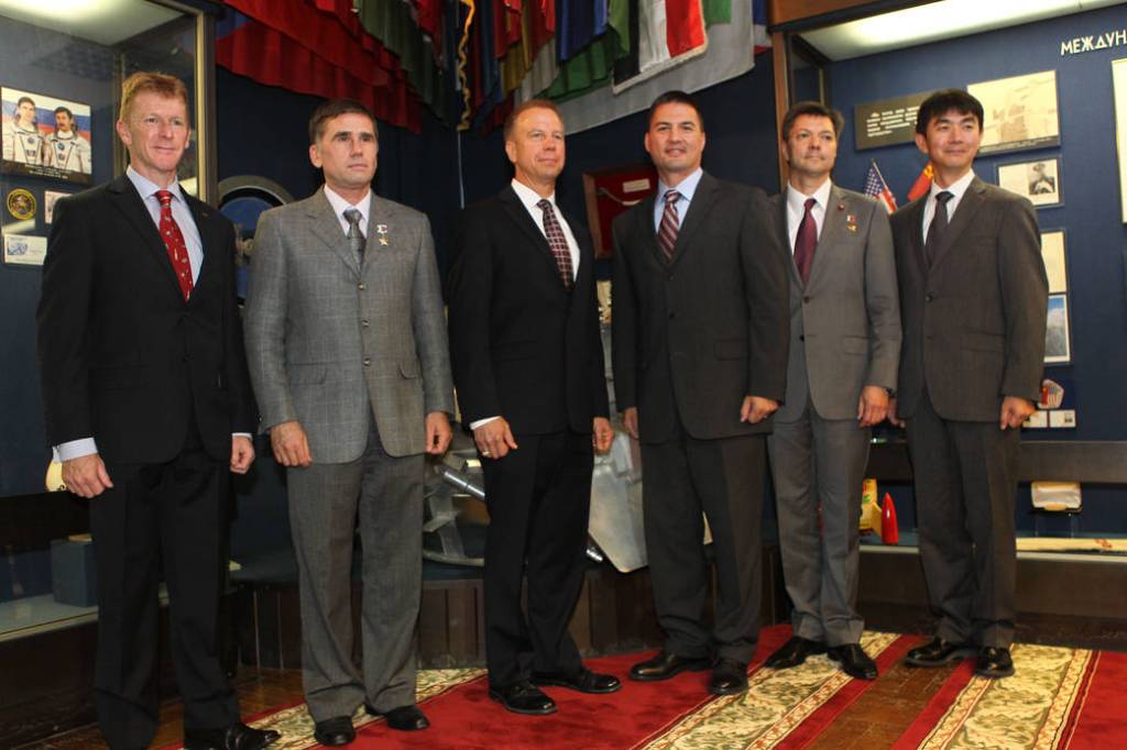 Expedition 44/45 prime and backup crew members