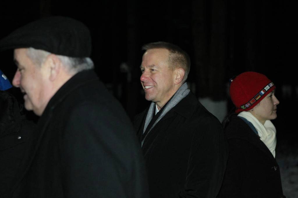 Expedition 46-47 Crew Member Tim Kopra of NASA Flashes a Smile