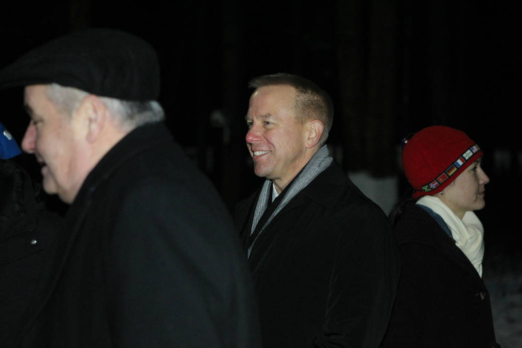 Expedition 46-47 Crew Member Tim Kopra of NASA Flashes a Smile